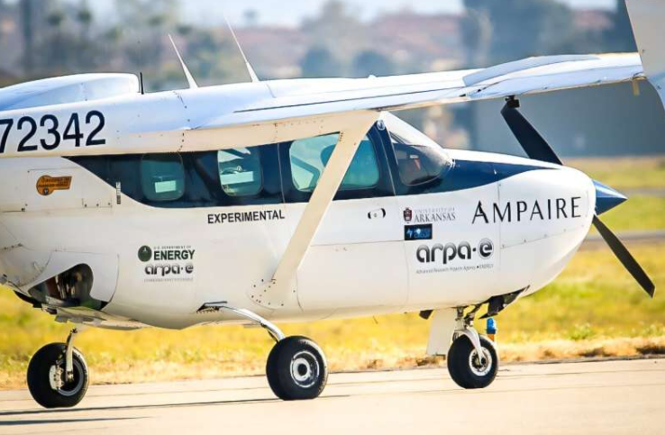 实验型混合动力塞斯纳337飞机的电动机采用了碳化硅逆变器。