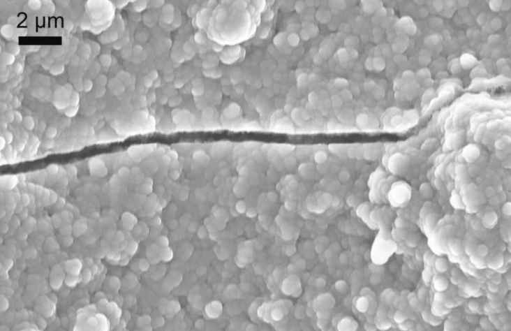 埃斯波西托的团队开发了一种方法,可以堵塞像这样的纳米级孔洞,其宽度仅为人类头发丝的几分之一。
