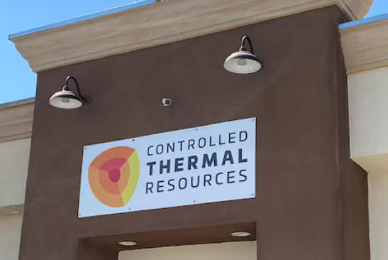 2021年9月16日，美国加利福尼亚州帝国市，锂矿公司Controlled Thermal Resources Ltd的标志出现在该公司总部