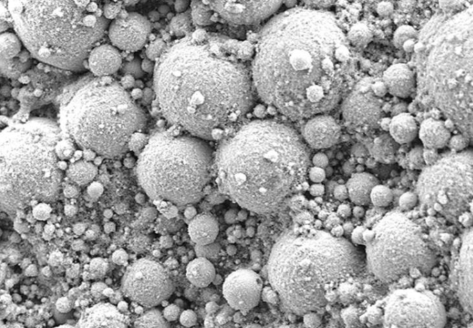 1 / 1液态金属暴露于空气或水环境中会发生氧化,从而阻碍电流通过。宾汉顿大学开发的一种新型“活性金属”复合材料(图中为纳米尺度图像)含有细菌内生孢子,似乎可以缓解这一问题。