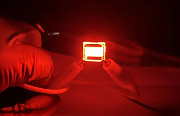 该研究团队开发的高效红色QR-LED样品