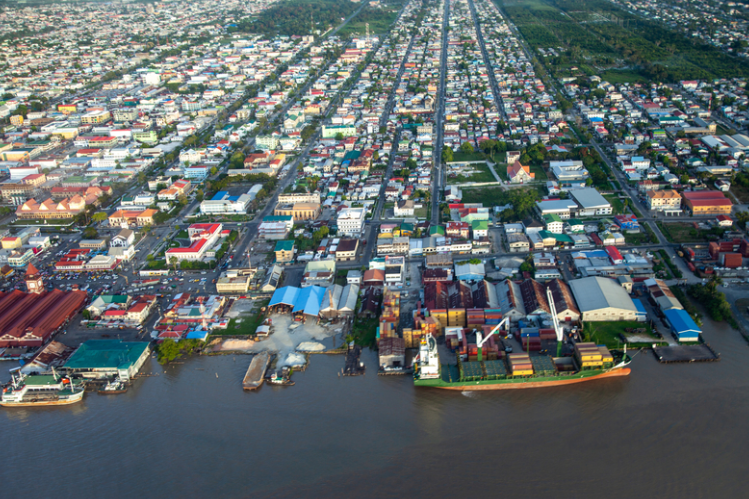 从河堤上拍摄的圭亚那首都乔治敦的航拍照片