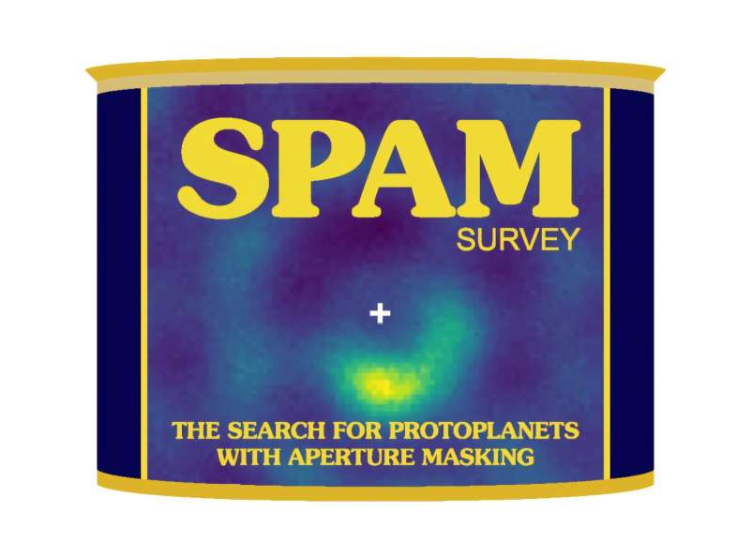 左图为NIRC2拍摄的年轻恒星HD34282周围尘埃的图像,该图像是利用一种算法,根据孔径掩模干涉测量数据构建图像而生成的。所有图中均已去除恒星的光线,并用星号标记了恒星的位置。中间图为能够重现数据的模型,该模型包含一个围绕恒星的圆形内部结构,这可能是一个尘埃包层。恒星和该内部结构周围还存在一个巨大的原行星盘。在内部结构和原行星盘之间存在一个约40天文单位的空隙,行星可能正在那里形成。右图是模型经过左图所用算法处理后的图像。这样做是为了测试模型是否能够直观地重现数据。