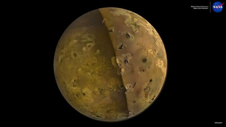 这张木卫一(Io)的图像是美国宇航局(NASA)2025年10月的科学日历月度图像。它由NASA朱诺号探测器上的朱诺相机(JunoCam)拍摄，拍摄高度约为木卫一表面上方1500公里。图像展现了木卫一一些引人入胜的火山地貌细节。图像的右侧(向阳面)被太阳照亮，而左侧(背阳面)则被木星反射的阳光照亮。