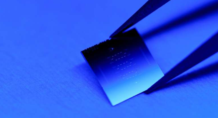 普林斯顿大学的一个研究团队报告称，他们研制的新型量子比特持续时间超过1毫秒，是迄今为止实验室条件下最佳量子比特持续时间的3倍，更是大型处理器行业标准的近15倍。