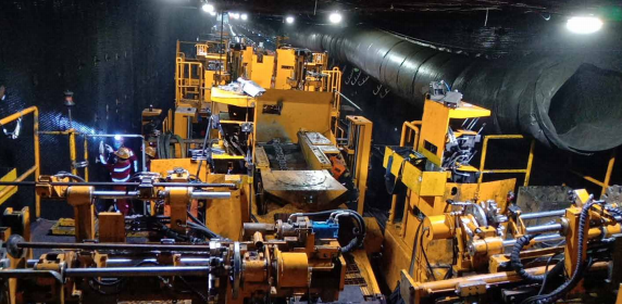 Cola de máquina autodesplazable de paso