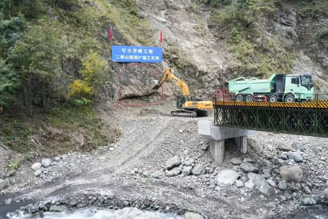 11月7日,在四川省雅安市天全县,工程机械车辆在“引大济岷”工程二郎山隧洞2#施工支洞现场作业。