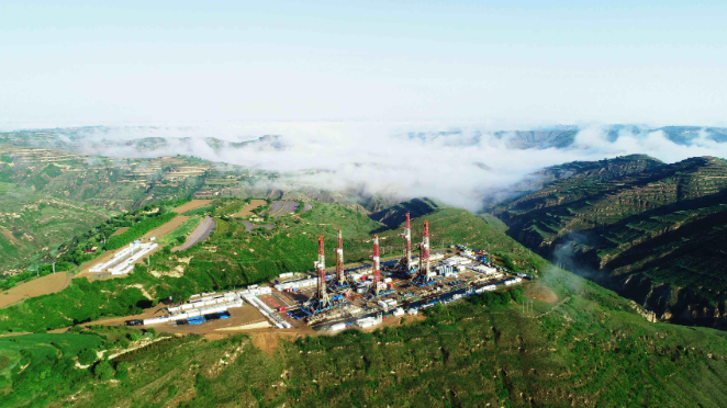 长庆油田庆城地区的钻井作业现场。