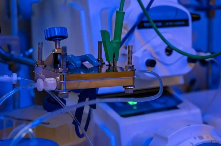 这是莱斯大学实验室中电化学电池装置的照片。