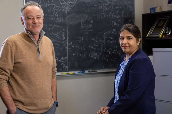 物理系杰出教授洛朗·贝莱什和研究顾问金纳里·帕特尔。