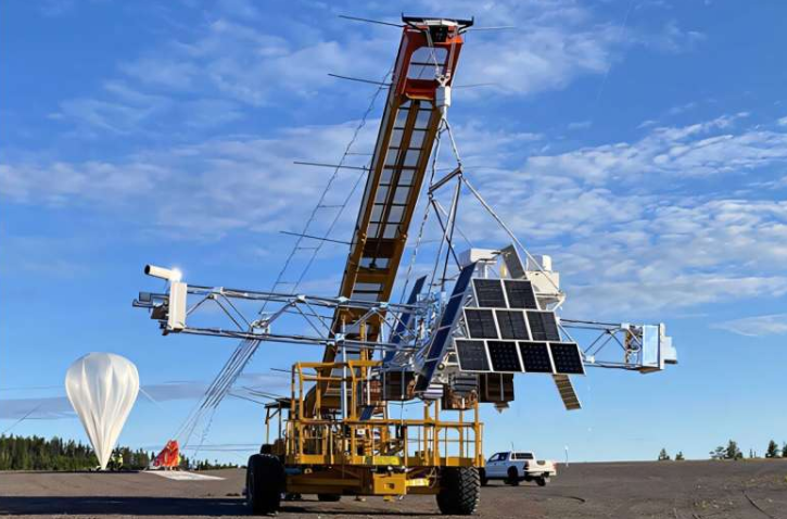 搭载于气球上的望远镜 XL-Calibur 于 2024 年 7 月从瑞典航天公司埃斯兰格航天中心发射升空,进行了为期六天的飞行。飞行期间,该望远镜对距离地球约 7000 光年的黑洞天鹅座 X-1 进行了测量。华盛顿大学圣路易斯分校的研究人员将利用这些结果改进计算机模型,以模拟和揭示黑洞的更多奥秘。