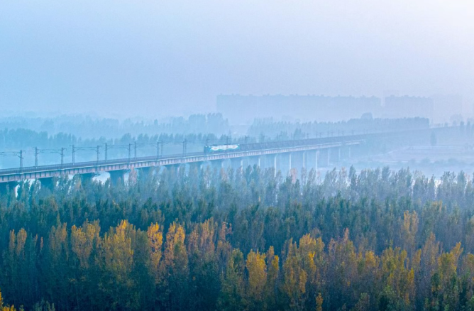 朔黄铁路两万吨重载列车驶过滹沱河特大桥