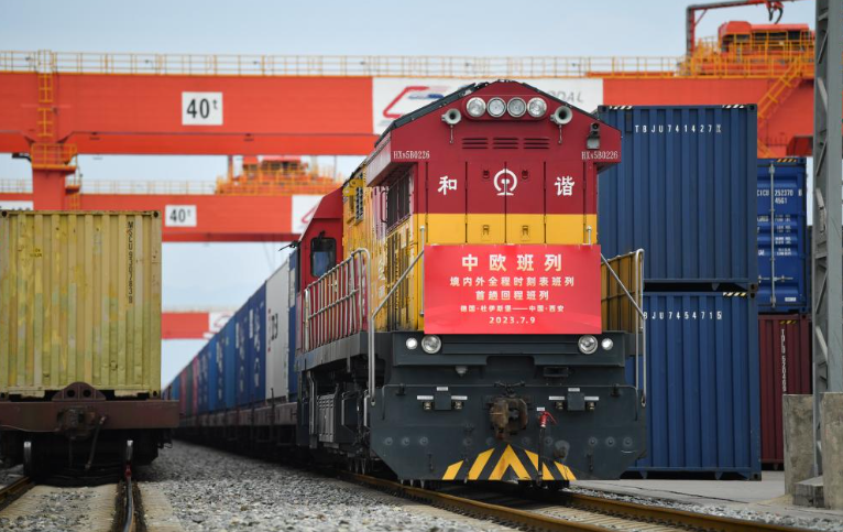 这是2023年7月10日拍摄的从德国杜伊斯堡返回西安国际港站的X8008次中欧班列。