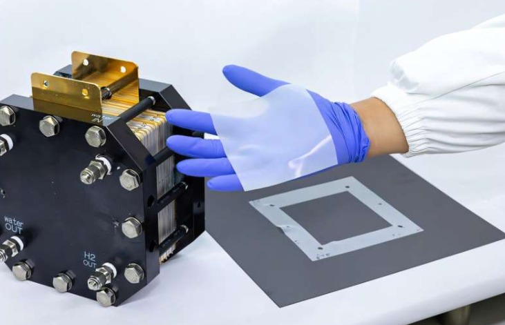 研究团队展示了已完成的添加BNNF的垫片复合材料。