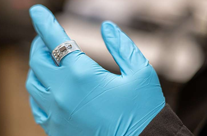 分享 鸣叫 分享 电子邮件 家 电子与半导体 家 高科技与创新 2025年11月19日 要点 研究人员表示,可收缩材料在智能设备领域具有巨大潜力。 作者:考特尼·罗宾逊,宾夕法尼亚州立大学 由丽莎·洛克 编辑 ,罗伯特·伊根审阅 编者按 作为概念验证测试设备,该团队开发了一种可穿戴戒指,戒指上嵌入了一个微型加速度计,能够捕捉并成功地通过网络传输基于手势的动作。图片来源:Courtney Robinson / 宾夕法尼亚州立大学 宾夕法尼亚州立大学的一个研究团队表示,可穿戴电子产品有望变得更加舒适。研究人员开发了一种可扩展、多功能的无线联网电子系统设计和制造方法,该系统能够更好地适应人体或常见家居用品等三维表面,从而为更精准的健康监测或家庭自动化铺平道路,例如,可以监测并纠正不良坐姿,从而改善血液循环并预防长期健康问题的智能躺椅。 这项发表在《科学进展》(Science Advances)上的详细方法,是将液态金属图案印刷到热收缩聚合物基底上——也就是我们常说的儿童手工材料“热缩片”(Shrinky Dinks)。据该团队负责人、工程学院工程科学与力学系詹姆斯·L·亨德森纪念副教授程焕宇(Huanyu “Larry” Cheng)介绍,这种低成本制造可定制、可变形且能连接互联网的电子产品的方法,有望使此类设备的广泛应用更加普及。 程表示:“我们认为这种方法在生物医学应用或可穿戴技术领域具有巨大的潜力。”他指出,预计到2030年,该领域的市场规模将达到1861.4亿美元。“然而,该领域的一大障碍在于如何制造一种易于定制、可应用于独立式、自由曲面并能进行无线通信的设备。我们的方法解决了这个问题。” 该研究的合著者、工程科学与力学专业的研究生袁阳波解释说,目前可穿戴、联网电子产品的生产方法包括通过 3D 打印直接在目标表面上制造电路,这是一个复杂的过程,限制了可扩展性和成本效益。 他指出,虽然使用液态金属和软化热塑性材料的方法更具成本效益,但由于需要预先成型的模具,其可重构性或定制性有限。总体而言,目前尚无商业方法能够大规模地将智能Wi-Fi设备应用于复杂的3D表面或结构上。 了解更多 机器人技术报告 假肢技术 科学 3D打印机 物联网设备套件 绿色科技创新 消费电子产品评测 科技新闻订阅 计算机科学教程 橡胶电子套件 发现一种低成本、易得的基质 程说: “我们一直在研究如何将这个电路应用到人体或不同的 3D 几何形状上,但我们的梦想始终是找到一种超级容易制造的解决方案,不仅可以在专门的实验室里制造,而且可以在家里制造。” 程教授表示,研究人员的梦想成真了,他们发现了用于热缩塑料工艺套装的聚合物,这种套装是儿童常用的手工材料,可以用来制作钥匙扣或首饰等定制物品。这种材料片在网上售价不到15美元,符合他们低成本、易得的要求。 “当我们看到这种可收缩的工艺时,就觉得它非常符合我们的需求,”袁说道。他解释说,这种工艺的薄片在加热后会在水平和垂直方向上均匀收缩,从而实现可控的收缩过程。“我们的目标是打造一个易于DIY且能让尽可能多的人都能轻松上手的框架。” 选定基底材料后,研究人员需要找到一种方法,将电路应用到聚合物上,使其能够承受热收缩过程,同时保持导电性和结构完整性。研究人员表示,导电性是最大限度降低功耗和提高数据传输效率的关键,而数据传输效率对于将电路连接到 Wi-Fi 网络至关重要。 研究团队表示,电路中常用的传统金属,例如金或银,不仅价格昂贵,而且刚性过强,无法承受收缩过程,可能导致结构起皱,从而降低性能。该团队曾将液态金属(一种熔点约为60华氏度的镓铟合金)应用于可拉伸结构,并表示他们看到了反向应用的潜力。 克服液态金属的挑战 为了更好地了解液态金属,他们与约翰和威利·莱昂家族能源与矿物工程系能源工程助理教授、通讯作者史菲菲合作。史菲菲的实验室旨在消除影响液态金属的各种环境因素,例如空气或湿度,以支持她对锂离子电池电化学的研究,该研究需要严格的环境控制。研究团队在一个充满氩气的玻璃箱内进行实验,这样既可以处理这种敏感材料,又能防止不受控制的氧化或其他变化。 “液态金属是一种神奇的金属,”史教授说。“但由于这种材料非常新,人们对其内在特性,例如表面张力或化学性质,了解甚少。它的行为也难以预测。因此,每一步都需要我们逐层审视,才能了解发生了什么。” 石帮助研究人员观察当对聚合物施加热量时液态金属的流动情况。 “液态金属以液滴形式流动效果非常好,”程说。“我们面临的挑战是如何确保液滴之间保持连接,从而为电流提供导电通路,同时还要与基板牢固结合。否则,基板会收缩,电路却无法保持完整——那将是一个大问题。” 解决方案是对原始液态金属进行改性。 三维小型化电子器件的制造工艺及应用场景。图片来源:Science Advances (2025)。DOI:10.1126/sciadv.aea8051 了解更多 科技配件套装 物联网设备套件 硬件评测网站 网络安全软件 能源技术解决方案 工程软件订阅 硬件开发服务 假肢技术 互联网基础设施服务 科技新闻订阅 增强粘附性和导电性 研究人员通过超声波处理(一种利用高频声波产生超声振动,将液体转化为微小颗粒的过程)和十二烷基苯磺酸钠(一种类似于标准洗涤剂的化学物质)对液态金属液滴进行封装和分散,从而解决了粘合问题。这些改性步骤将液态金属的疏水性(排斥水)转变为亲水性(吸引水),从而创造了更有利于粘合的环境。 他们还对塑料薄片进行了等离子体处理,以促进氢键的形成。袁教授表示,研究人员发现,改性液态金属与等离子体涂层的结合,既能使印刷电路图案在热收缩过程中保持完好,又能带来性能优势。 超声波处理工艺制备了一种包含固液两相成分的液态金属——固相成分提高了导电性和机械强度,而液相成分则保持了金属的流动性。此外,研究人员发现,液态金属在硬化前会填充塑料薄片中的微小孔隙,形成互锁结构。总体而言,测试表明,这些改性步骤使粘合力提高了20%。 程说: “我们仍在研究衬底;我们还不了解它的完整形态,但看到液态金属从平面变成圆顶状结构,再加上性能的提高,表明 3D 架构和几何形状可以改进电路设计。” 电路的印刷、缩小和成型 研究团队通过在基板上印刷黑色油墨来制作电路,然后利用近红外光,引导热量将材料收缩成目标几何形状。 程先生说:“制造小型电路需要非常昂贵的设备、基础设施,以及经验丰富、技术精湛的工匠。能够从较大的表面积开始,然后缩小尺寸,这开辟了许多有趣的可能。” 接下来,研究团队利用重复的几何图案制造出更紧凑的天线。袁教授解释说,通过控制材料的折叠和变形方式,他们可以设计出能够减少干扰并贴合各种表面和形状的天线。袁教授表示,他们利用热致收缩技术将天线贴合到家用物品上的工艺,与为每个物品单独设计天线相比,可以显著降低制造成本。 袁先生表示:“在这种情况下,可缩小天线与兼容的传感器模块一起,可以作为即插即用的解决方案,为传统的日常物品添加智能无线功能,展现出将现有家庭住宅改造为智能家居的巨大潜力。” 潜在应用及未来方向 作为概念验证测试设备,该团队开发了一种内置微型加速度计的可穿戴戒指,能够捕捉并成功地通过网络传输基于手势的动作。袁教授表示,初步结果显示出该技术在广泛应用方面的潜力,但他同时指出,诸如通过手指动作识别手语等具体应用场景还需要进一步测试。 袁说:“我们提供了一个令人兴奋的框架,它具有广泛的材料兼容性、精度和低制造成本,为更易于使用的下一代 3D 电子设备提供了一条有希望的途径。” 程表示,他已经在考虑下一步计划,以及未来与宾夕法尼亚州立大学工程学院和医学院的研究人员合作,以改进天线设计和生物医学应用。 程说:“无论患者的体型如何,能够制造出定制的、低成本的、用于监测患者信息的设备,这令人兴奋,并且有可能挽救生命。” 更多信息: Yangbo Yuan 等人,《自由曲面和自由曲面上的三维缩小电子器件》,《科学进展》 (2025)。DOI :10.1126/sciadv.aea8051 期刊信息: 《科学进展》 由宾夕法尼亚州立大学 提供 进一步探索 液态金属复合材料可实现可回收、柔性和可重构电子产品。 Facebook 叽叽喳喳 电子邮件 给编辑的反馈 精选 最后评论 受欢迎的 微型机器人借助“人工时空”克服了导航限制 14小时前 0 英国新建的绿色住宅对电网的压力比模型预测的要小。 16小时前 0 迪士尼教会机器人如何优雅地跌倒并实现软着陆。 2025年11月18日 0 由可食用气动电池和执行器驱动的软体机器人 2025年11月17日 0 通过改进氯分布,钙钛矿太阳能电池的效率达到27.2%。 2025年11月17日 0 研究揭示了阻碍建筑行业脱碳进程的95个障碍和50个风险。 5小时前 研究发现,半数小说家认为人工智能很可能会完全取代他们的工作。 6小时前 人工智能训练使现实世界中的辅助外骨骼更接近现实 10小时前 指尖触觉反馈装置为触摸屏带来逼真的触感 11小时前 新的增强现实技术可以将任何表面变成键盘 12小时前 微型机器人借助“人工时空”克服了导航限制 14小时前 AI代理学习如何使用CAD软件根据草图创建3D对象 15小时前 欧盟拟推迟“高风险”人工智能规则,并削减cookie横幅广告 16小时前 瞬间展开:双稳态力学如何在不到一秒的时间内展开结构 16小时前 英国新建的绿色住宅对电网的压力比模型预测的要小。 16小时前 了解更多 科幻小说 互联网基础设施服务 先进机器人组件 科技新闻订阅 绿色科技创新 计算机科学教科书 硬件评测网站 电子工程工具 智能家居设备 VR头戴式设备 1 2 Phys.org 每日科学新闻,涵盖研究进展和最新科学创新 Medical Xpress 医学研究进展和健康新闻 科学X 网络上最全面的科技新闻报道 新闻简报 电子邮件 Science X Daily 和每周电子邮件新闻简报是免费服务,让您可以通过电子邮件收件箱接收您喜爱的科技新闻更新。 跟着我们 顶部 家 搜索 移动版 帮助 常问问题 关于 接触 请支持我们 科学X账户 通讯 档案 安卓应用 iOS 应用 工作机会 推送通知 © Tech Xplore 2014 - 2025,由Science X Network提供技术支持 隐私政策 使用条款 1 / 1作为概念验证测试设备,该团队开发了一种可穿戴戒指,戒指上嵌入了一个微型加速度计,能够捕捉并成功地通过网络传输基于手势的动作。