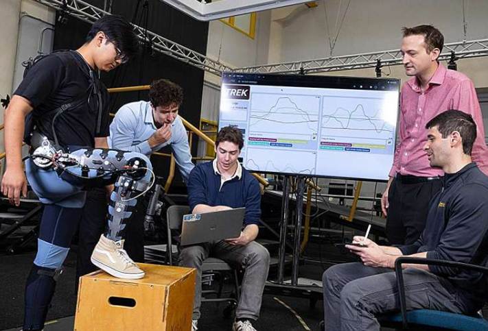 研究人员利用这款下肢外骨骼,结合大量现有的人体运动数据,测试了他们的新方法,旨在创建能够提供有效辅助的功能性外骨骼控制器。借助他们的人工智能工具,控制器无需针对每台特定的外骨骼设备进行耗时的额外训练和数据收集。