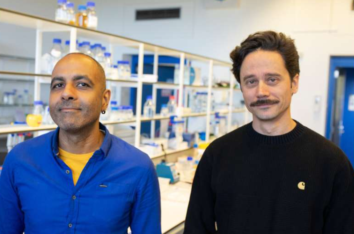 理查德·卡多佐·达席尔瓦博士(左)和乌得勒支大学的图恩凯·鲍贝克教授。