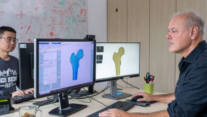 1 / 1韦斯特曼教授及其团队开发了一种基准测试方法,该方法可以测试多种髋关节植入物的设计方案,并根据具体要求进行个性化定制生产。