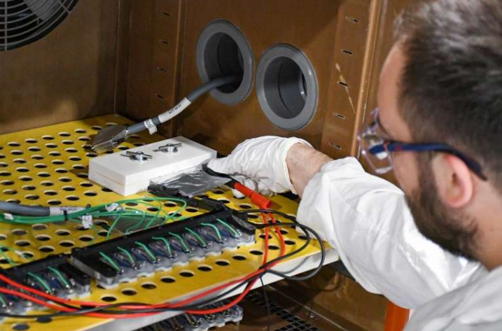 使用来自 ThüNaBsE 项目的电极材料连接软包电池。