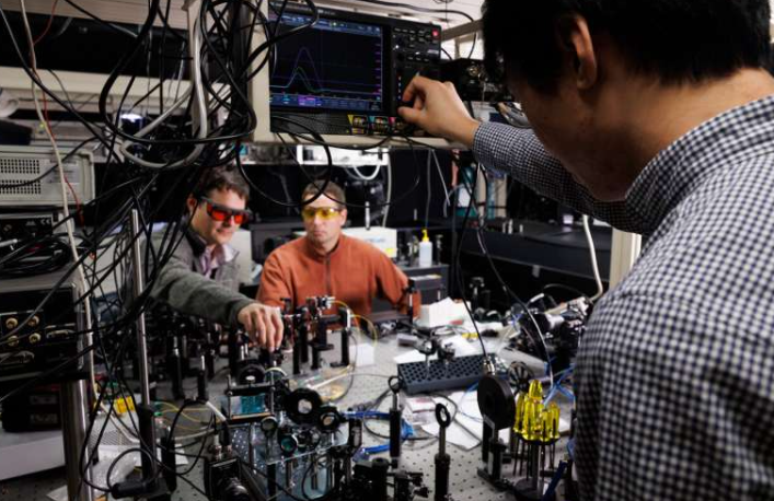 1 / 1普渡大学的研究人员取得了一项长期目标,他们展示了一种被称为“光子晶体管”的器件,该器件可在单光子强度下运行。