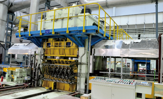 Unidad de enderezado por rodillos para bandas laminadas en frío