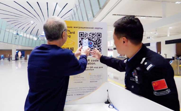 边检民警在大兴机场口岸协助入境人员进行入境卡网上填报。