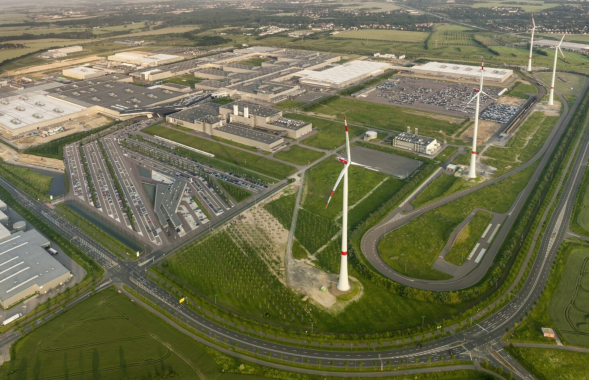 宝马莱比锡(Leipzig)工厂鸟瞰，几座标志性的风力发电机矗立在其周围。