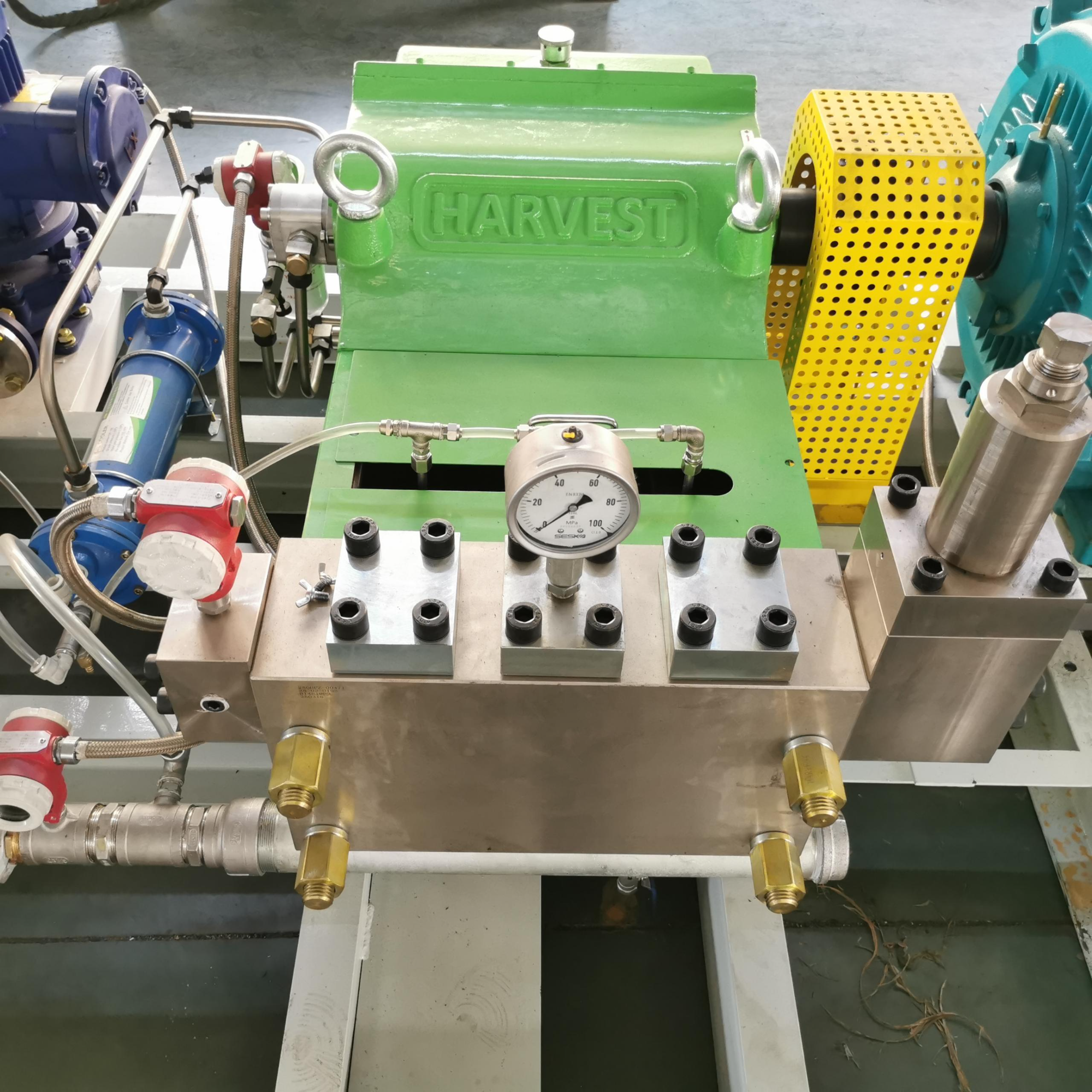 High pressure water injection power pump for tertiary oil extraction