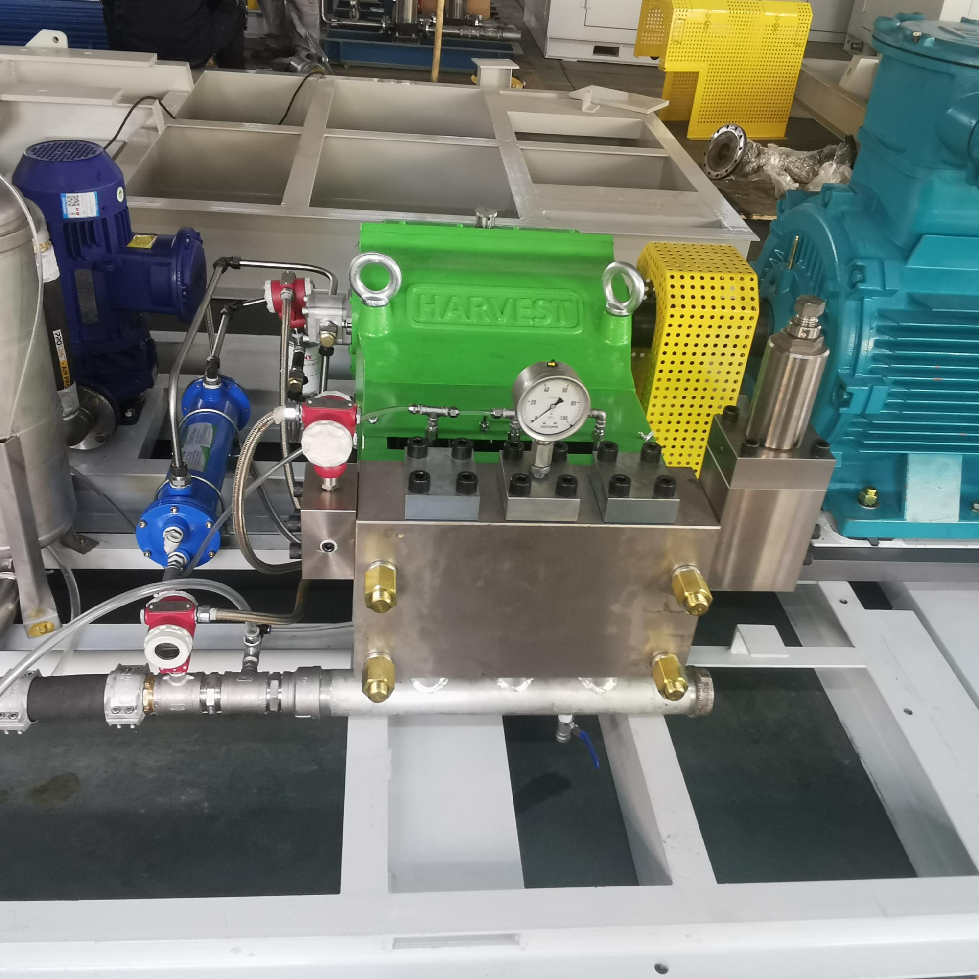 High pressure water injection power pump for tertiary oil extraction