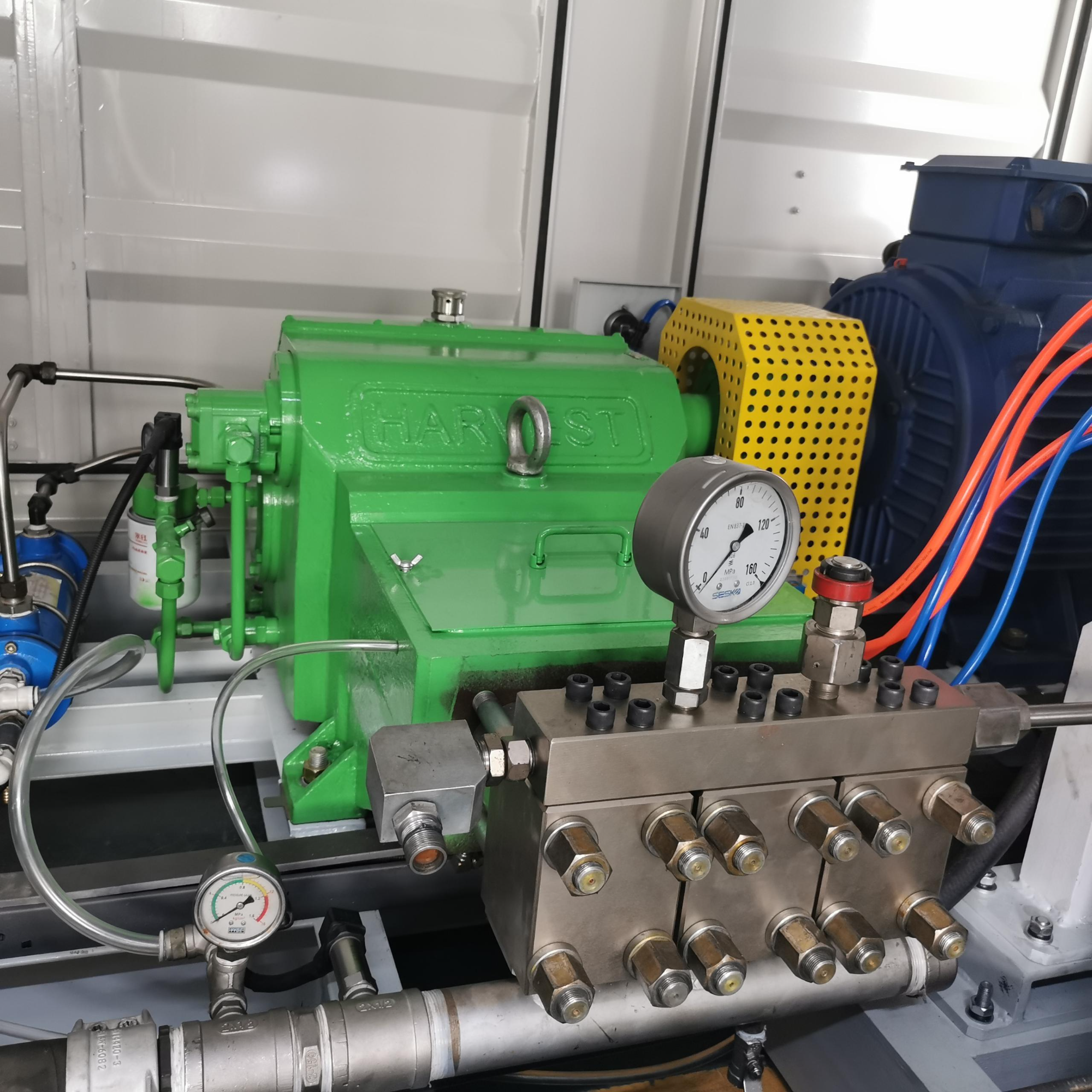 High efficiency water jet road marking removal system