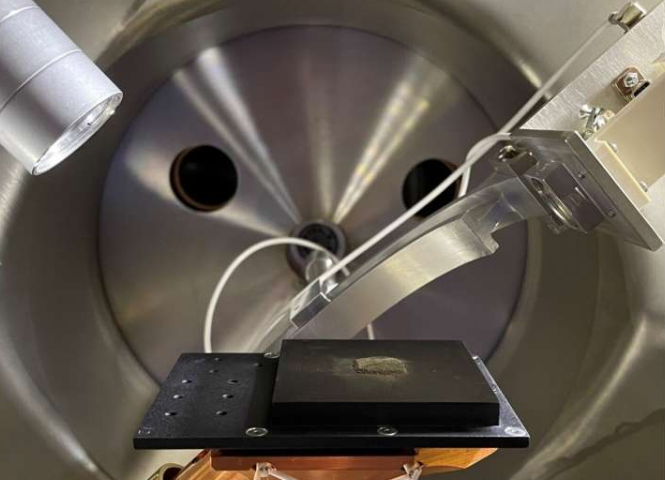 阿波罗11号样品托盘。西南研究院与德克萨斯大学圣安东尼奥分校合作,分析月壤样本,并确定太空风化对其远紫外反射率的影响。西南研究院利用其位于斯莱特陨石坑的超高真空仪器套件测量了阿波罗11号月壤样本的反射率。风化作用增加了这些透射电镜图像中颗粒边缘纳米相铁包裹体的丰度,这主要是导致其紫外反射率变暗的原因。