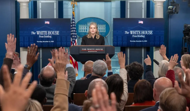 12月11日,在美国首都华盛顿白宫,白宫新闻秘书卡罗琳·莱维特出席记者会。 新华社发