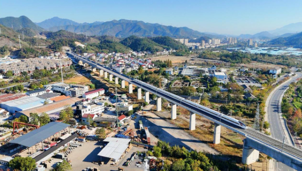 11月20日，试运行列车行驶在杭衢高铁线路上。