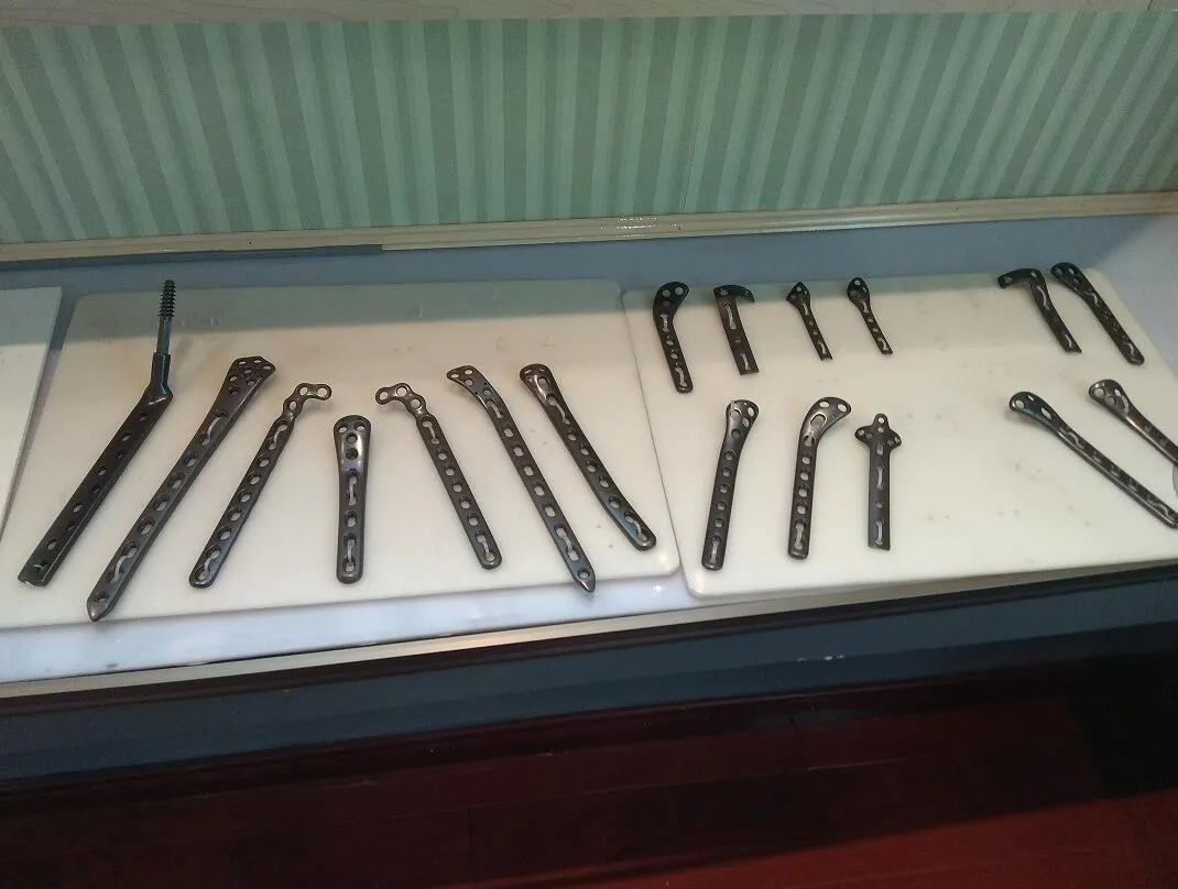 Placas ortopédicas, placa de bloqueo, cirugía de fijación de fragmentos pequeños de trauma ortopédico, tornillo de bloqueo de hueso de titanio, precio fabricante en China