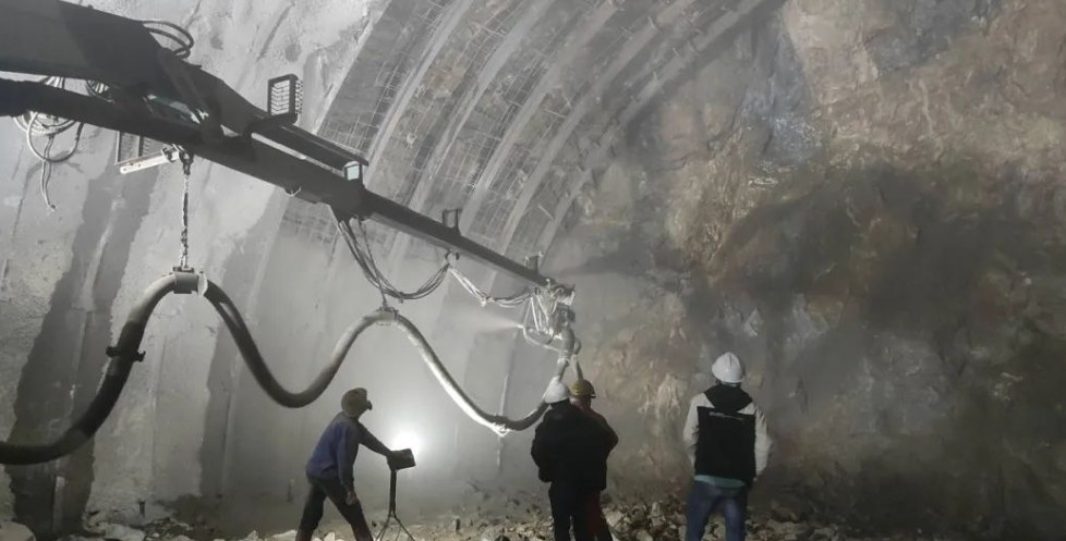 隧道施工喷射混凝土现场