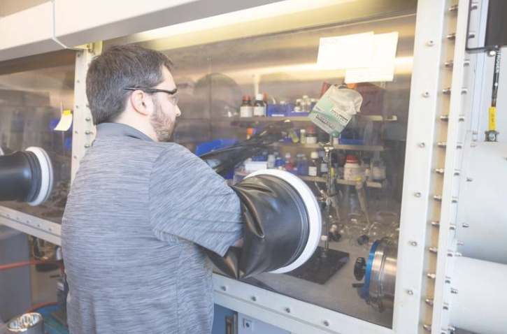 图中正在实验室工作的韦达尔是这项新研究的共同第一作者。