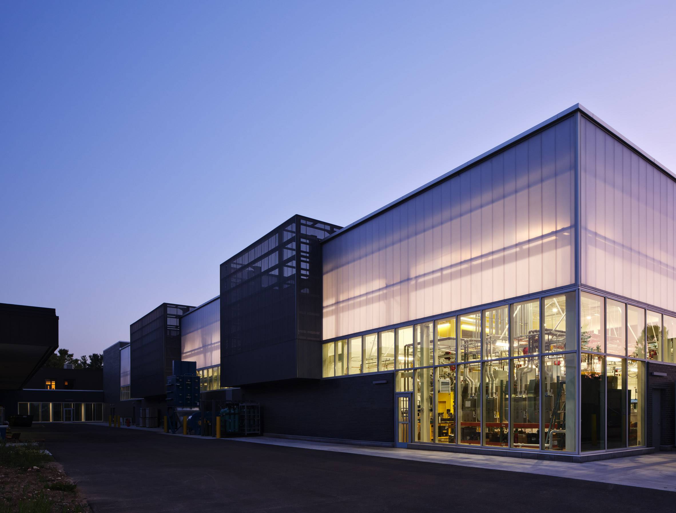 聚碳酸酯板材在室内灯光照射下会散发出柔和的光泽。