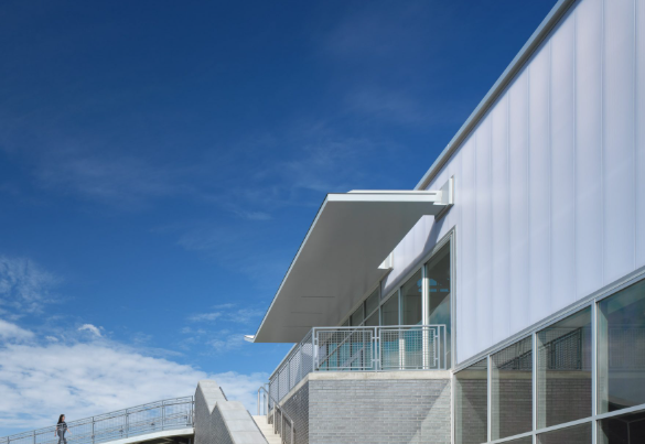 它外墙由砖和聚碳酸酯构成。