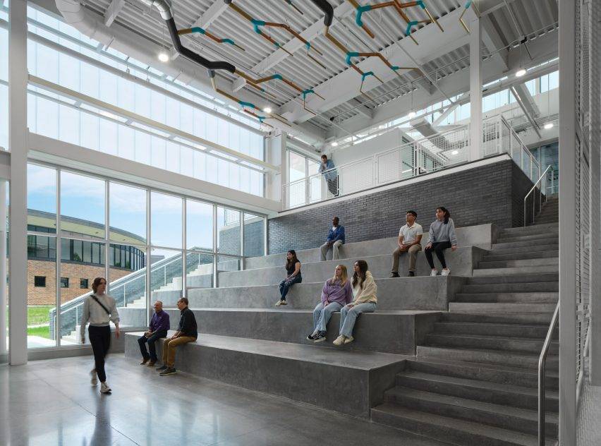 它展示了补充课程的机械元件。