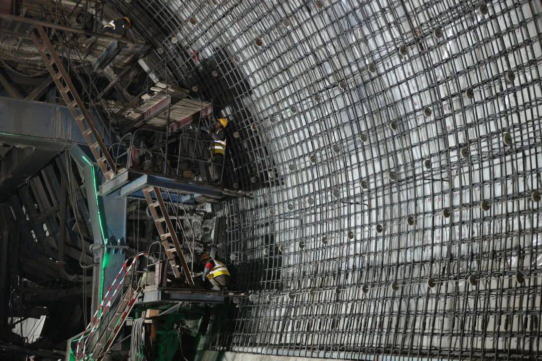 华山松隧道贯通