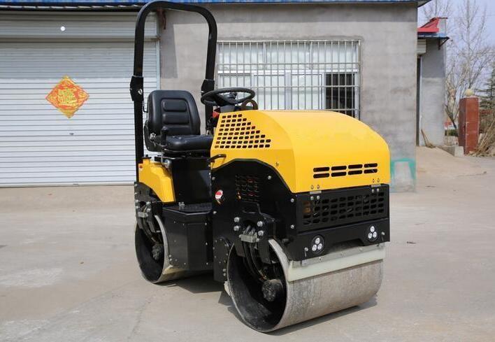 座驾式小型压路机