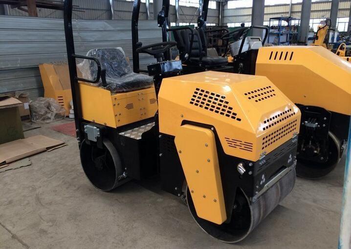 座驾式震动压路机