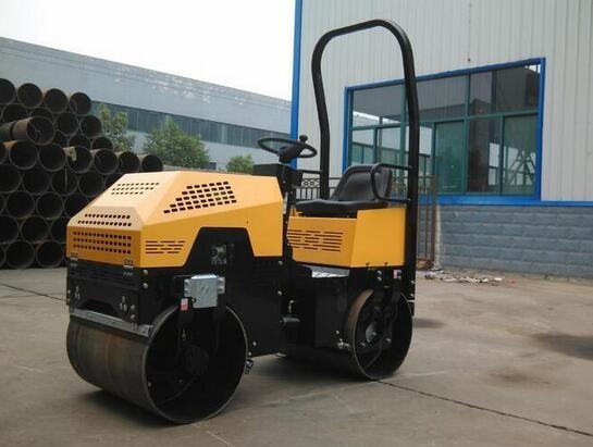 自行式小型压路机