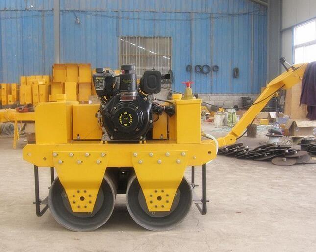 小型手扶式压路机