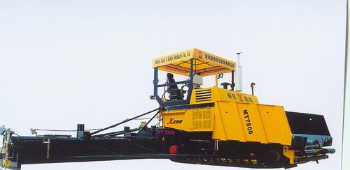MT7500C系列机械式多功能道路材料摊铺机