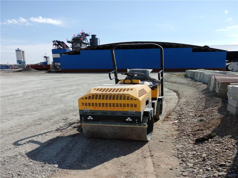 1.2吨小型驾驶压路机