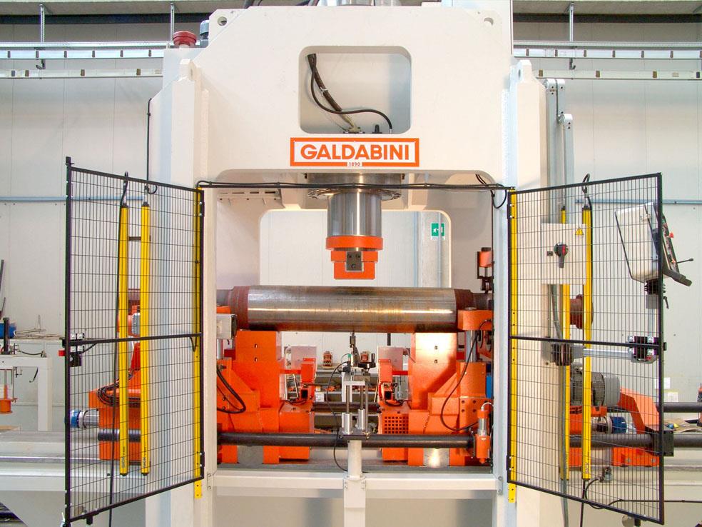 10 000 kN semiautomatic servo-controlled straightening machine