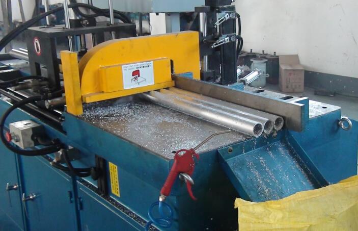 自动送料铝切机