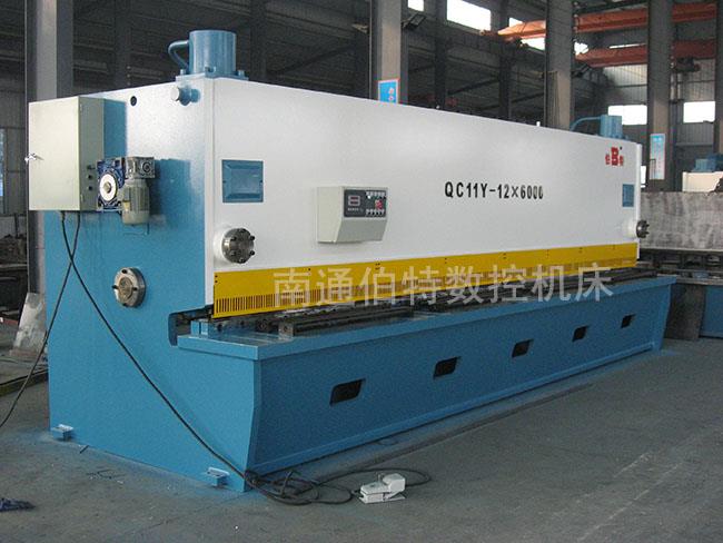 QC11Y-126000闸式剪板机