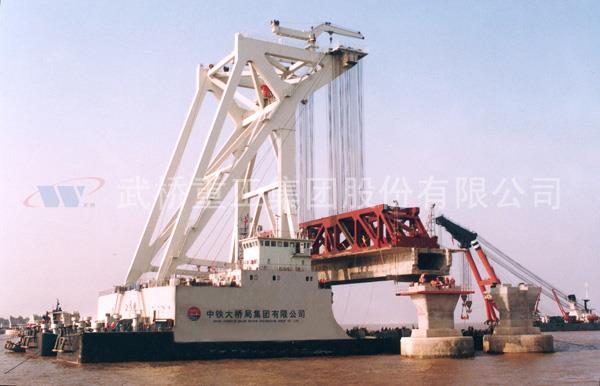 “小天鹅号”2500吨船用起重机